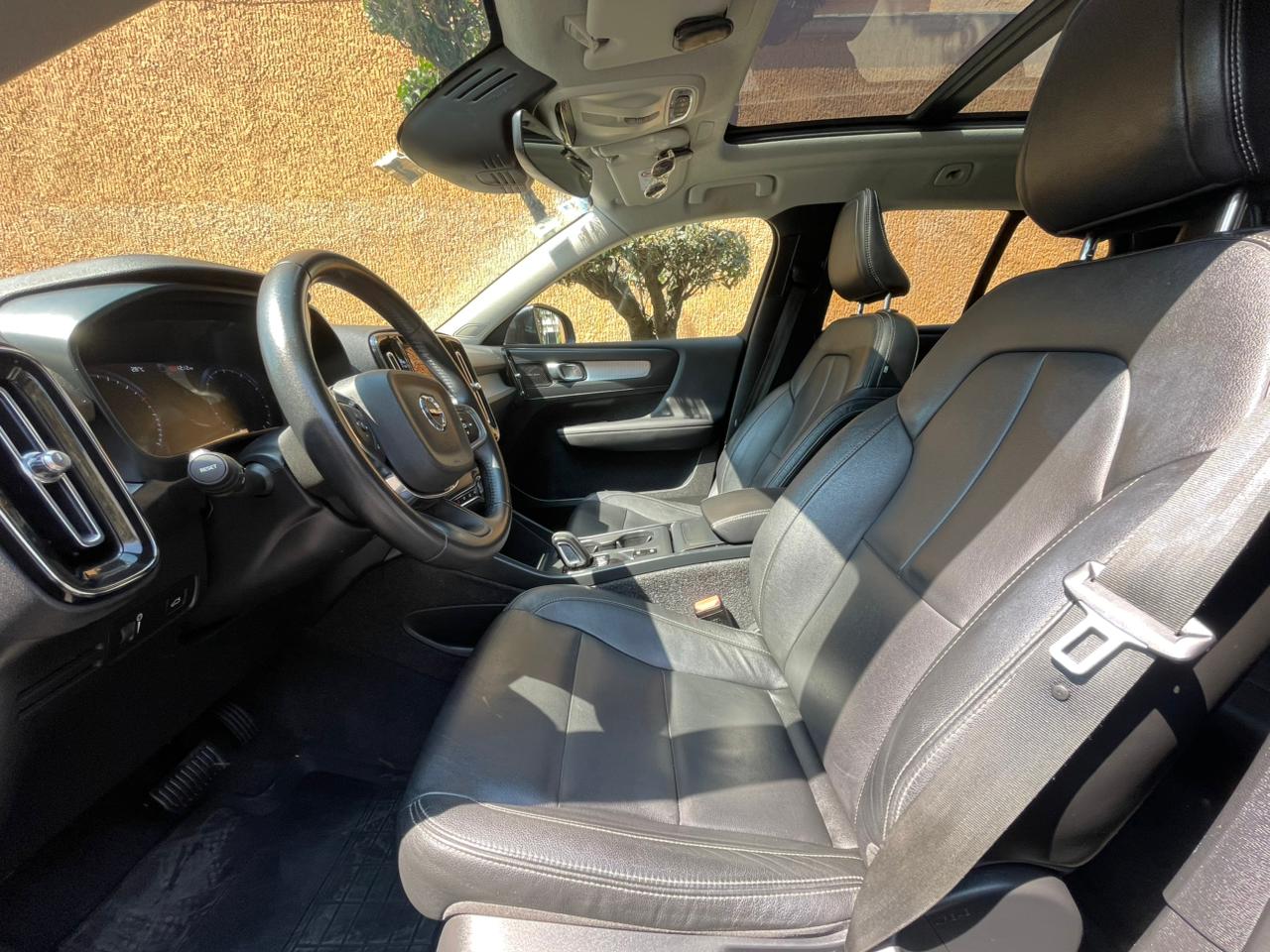 Volvo  XC40 MOMENTUM (EQUIPO R- DESIGN) 2021