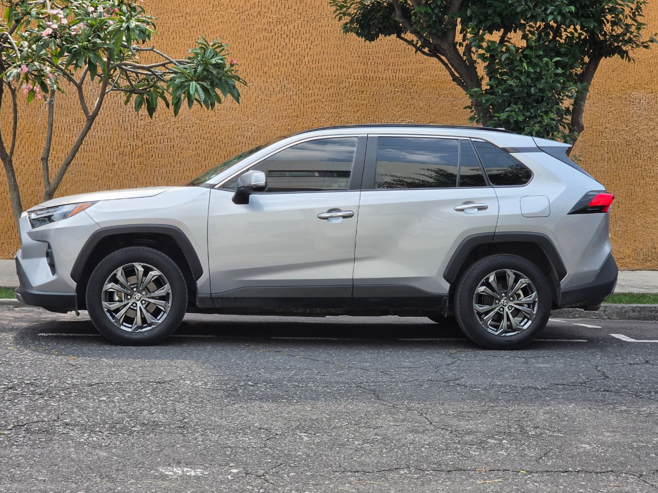 Toyota  RAV4 AWD LIMITED HEV 2023